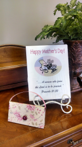 Mothers Day chocolate-bar-filled paper purses1